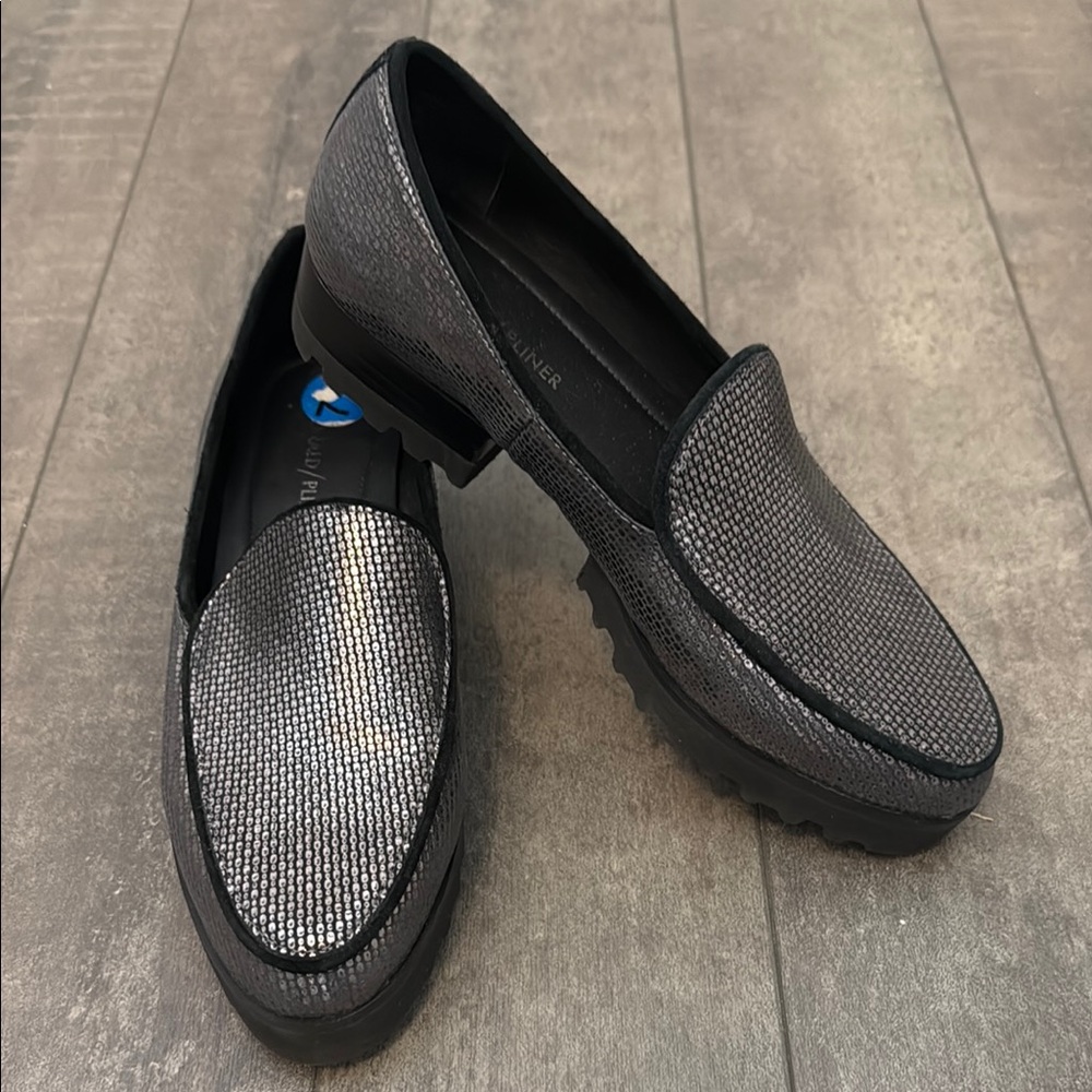 Like new! Donald J Pliner Elan Black/Silver Metallic Leather Loafers, size 7.5